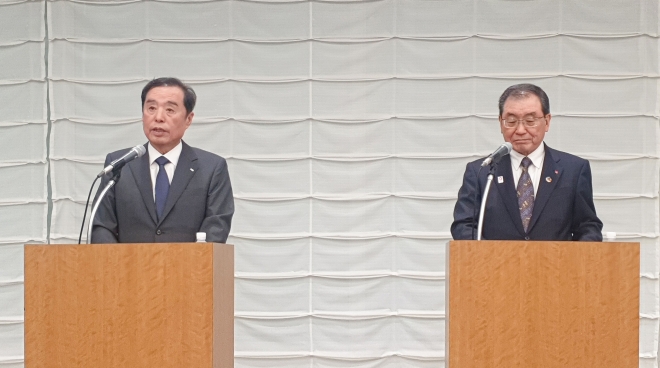 김병준(왼쪽) 전국경제인연합회 회장 직무대행과 도쿠라 마사카즈 일본 게이단렌 회장이 16일 일본 도쿄 게이단렌 회관에서 ‘한일 일한 미래파트너십 선언’을 발표하고 있다. 전경련 제공