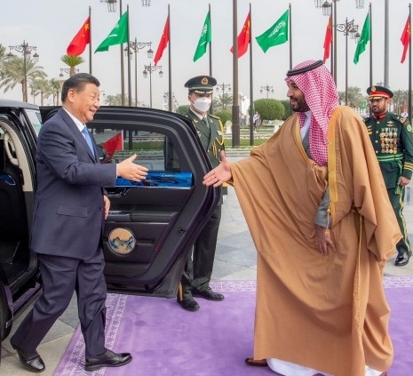 지난해 12월 사우디아라비아를 국빈 방문한 시진핑 중국 국가주석이 수도 리야드의 알 야마마궁에 도착해 무함마드 빈살만 왕세자 겸 총리와 악수를 나누고 있다. 리아드 AP 뉴시스