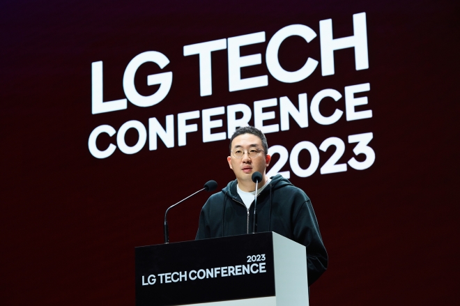 구광모 LG 대표가 16일 서울 마곡 LG사이언스파크에서 열린 LG테크콘퍼런스에서 개막 연설을 하고 있다. LG 제공
