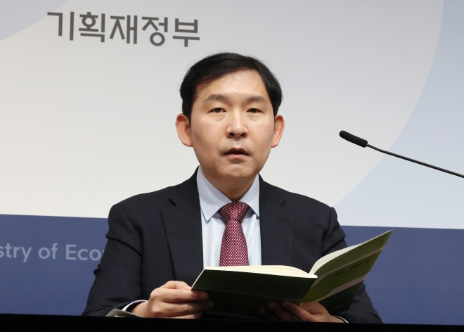 3월 최근 경제동향 발표하는 이승한 경제분석과장