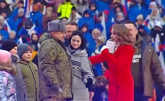 22일(현지시간) 러시아 모스크바 루즈니키 스타디움에서 열린 ‘조국 수호자에게 영광을’ 콘서트에 등장한 소녀가 선전전을 위해 동원됐을 가능성을 점쳤다. 이날 무대에는 우크라이나 동부 돈바스에서 어린이 367명을 ‘해방’시킨 걸로 알려진 러시아 군인 유리 가가린이 우크라이나 동부 돈바스 도네츠크에서 데려온 어린이들을 이끌고 무대에 올랐다. 개중에는 마리우폴 출신 소녀 안나 나우멘코도 있었다. 마이크를 건네받은 소녀는 군인을 바라보며 말을 더듬다 “유리 삼촌에게 고맙다. 나와 내 여동생 그리고 마리우폴의 어린이 수백 명을 구해주셔서”라며 눈시울을 붉혔다. 하지만 곧 소녀는 사회자들을 돌아보며 “말을 잊어버렸다”고 멋쩍게 웃었다. 그러자 사회자 율리야 바라놉스카야는 부랴부랴 소녀의 등을 떠밀어 군인을 껴안게 했다. 2023.2.22 오보즈레바텔