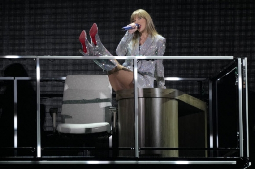 Taylor Swift performs during the opener of her Eras tour Friday, March 17, 2023, at State Farm Stadium in Glendale, Ariz. AP 연합뉴스