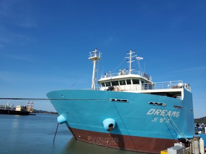우리나라가 세계 최초로 개발한 해수담수화 선박인 ‘드림즈호’가 전남 목포 삽진부두에 정박해 있는 모습.