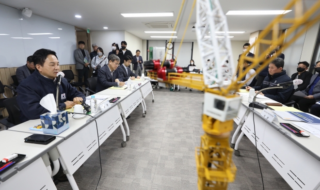 원희룡(왼쪽 첫 번째) 국토교통부 장관이 19일 서울 서초구 대한건설기계안전관리원에서 열린 ‘인천 계양구 타워크레인 충돌 사고 중간조사 결과 브리핑’에 참석해 인사말을 하고 있다. 뉴스1