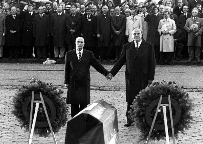 1984년 베르됭 전투가 벌어졌던 곳에서 합동 추모식을 열고 프랑수아 미테랑(왼쪽) 프랑스 대통령과 헬무트 콜 독일 총리는 손을 맞잡았다. 위키피디아·독일 CDU 제공