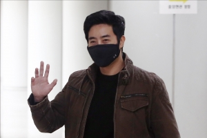 이근 전 대위, 첫 공판 뒤 유튜버 얼굴 주먹으로 때려
