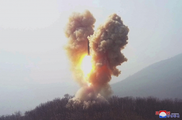 북한 “18∼19일 핵반격 가상 종합전술훈련”…김정은, 딸‘주애’와 참관