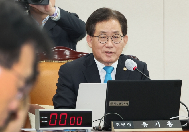 회의 주재하는 유기홍 국회 교육위원장