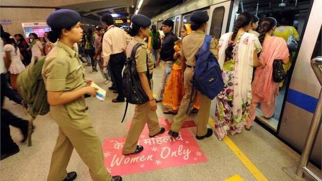 인도 델리의 지하철에는 한 칸을 여성 전용칸으로 운영하는 등 조금씩 개선되고 있다. AFP 자료사진