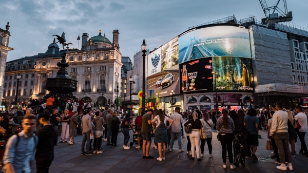 삼성전자는 영국 런던 피커딜리 광장 등 세계 주요 도시의 대형 LED 전광판에 부산엑스포 홍보 영상을 선보이고 있다. 삼성전자 제공