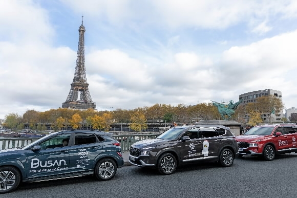 현대차그룹은 부산엑스포 로고를 래핑한 친환경 차량을 프랑스 파리 주요 지역에서 운행하며 힘을 보탰다. 현대차그룹 제공