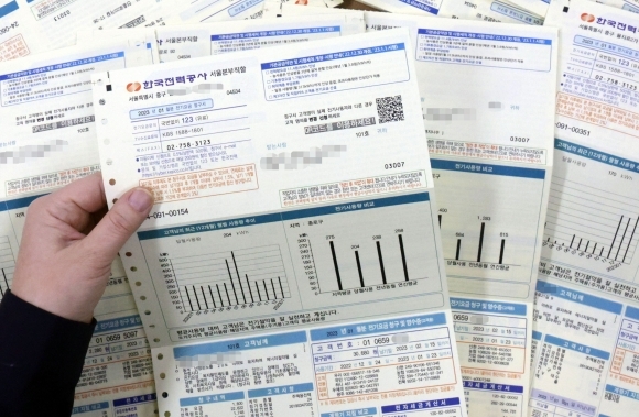 전기·가스·수도 요금 급등 - 새해 첫 달 물가가 5% 넘게 오르며 3개월 만에 상승 폭이 확대됐다. 2일 통계청이 발표한 ‘2023년 1월 소비자물가동향’에 따르면 지난달 소비자물가지수는 110.11로 작년 같은 달보다 5.2% 올랐다. 지난달 전기·가스·수도는 1년 전보다 28.3% 급등해 별도 통계 작성이 시작된 2010년 이후 최고치를 경신했다. 3일 서울 시내의 한 한국전력공사 협력사에서 직원이 1월 전기요금 청구서를 정리하고 있다. 2023.2.3 연합뉴스