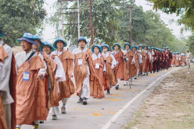 인도 상월결사 성지순례단이 기원정사를 향해 행진을 하고 있다.