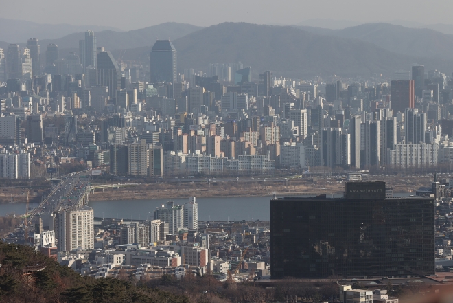 서울 남산에서 바라본 한강 이남 아파트 단지 모습. 연합뉴스