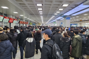 “폭설로 또 승객들 발 묶여선 안돼”… 심야비행 허용되나