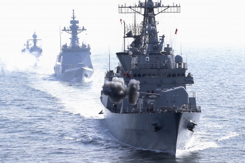 해군2함대가 서해에서 실시하는 해상기동훈련에 참가한 을지문덕함(DDH-Ⅰ, 3200톤급)이 제2연평해전 교전 시각인 21일 오전 10시 25분경에 맞춰 함포사격을 하고 있다. 해군 제공