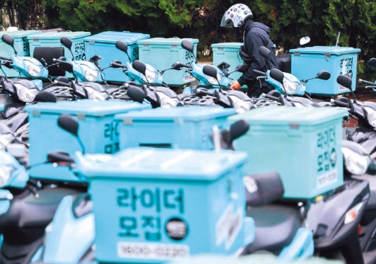서울 시내에 주차돼 있는 배민라이더스 배달 오토바이. 우아한형제들