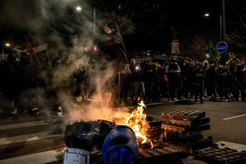 연금 개혁 반대 시위대들이 20일 스쿠터에 불을 지르고 있다. 디종 AFP 연합뉴스