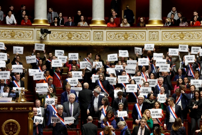 극좌 성향의 프랑스 야당인 ‘굴복하지 않는 프랑스’(LFI) 의원들이 20일(현지시간) 파리 하원에서 ‘64세는 안 된다’고 쓴 피켓을 든 채 정부에 항의하고 있다. 파리 로이터 연합뉴스