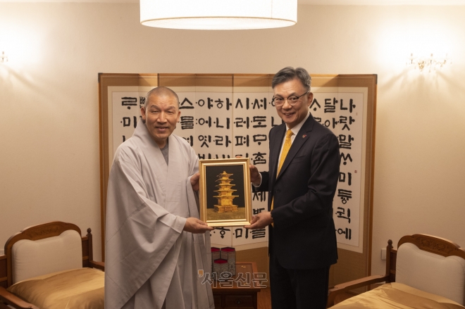 장재복(오른쪽) 주인도대사가 21일 인도 뉴델리 주인도 대한민국대사관에서 대한불교조계종 중앙종회의장 주경 스님에게 선물을 받고 기념촬영을 하고 있다. 뉴델리 류재민 기자