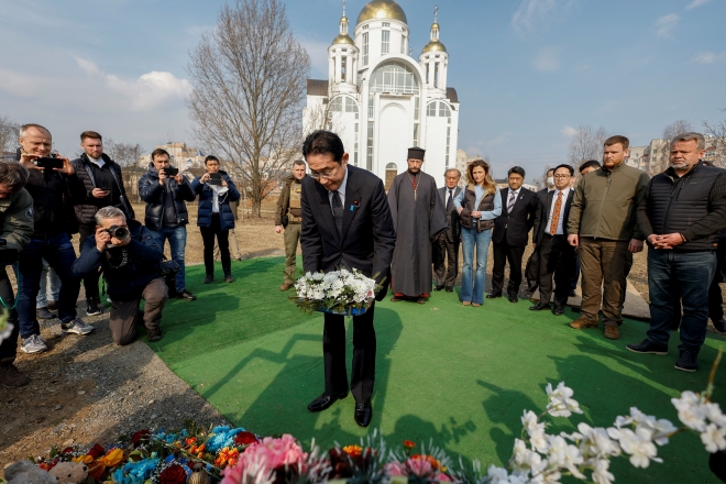 기시다 후미오 일본 총리가 21일 우크라이나 수도 키이우 인근 도시인 부차를 방문해 러시아의 공격으로 사망한 민간인들의 집단 묘역에 애도를 표하고 있다. 키이우 로이터 연합뉴스