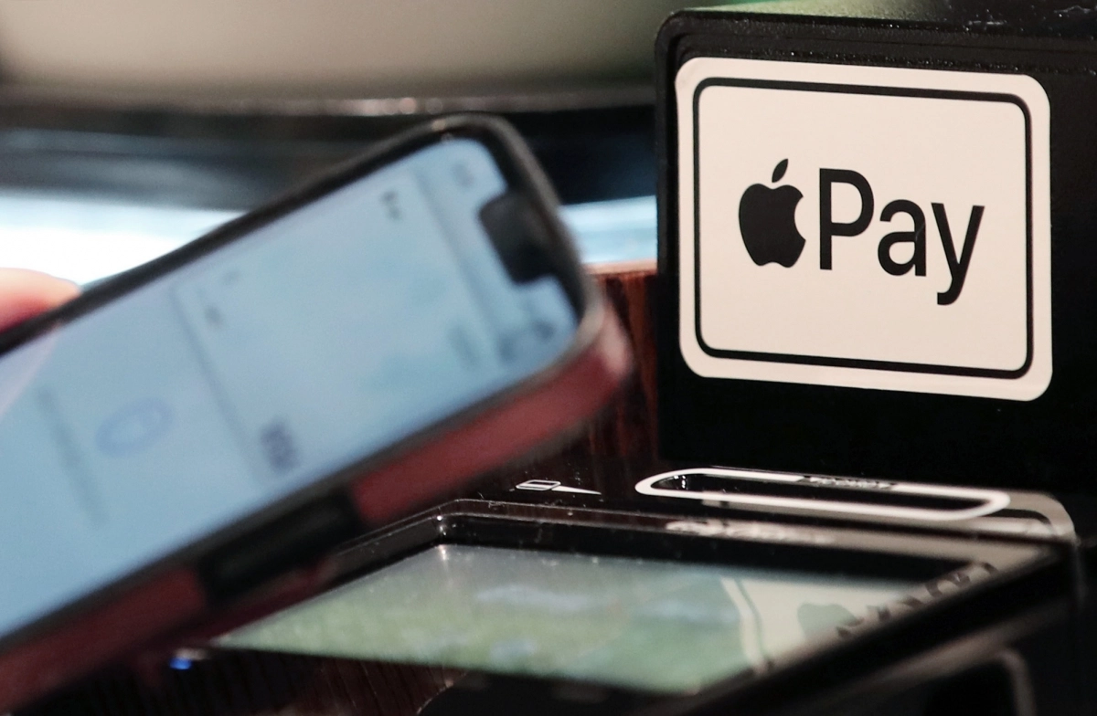 서울 시내의 한 음식점 계산대에 애플페이 결제 가능 안내 스티커가 붙어있다. 뉴시스