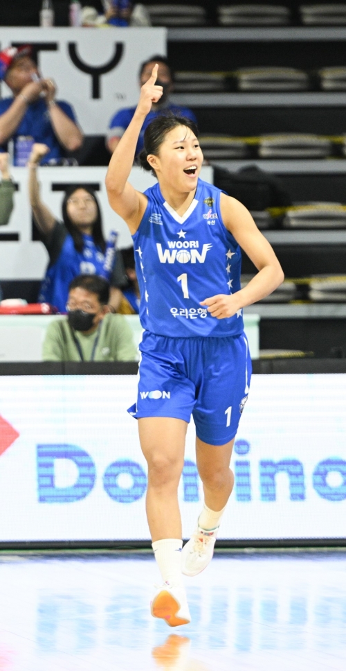 아산 우리은행 박지현이 21일 여자프로농구 챔피언결정전 부산 BNK와 2차전에서 득점에 성공한 뒤 환호하고 있다. WKBL 제공
