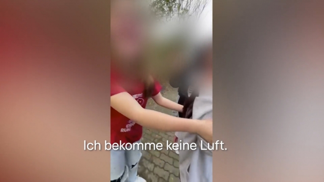21일(현지시간) 독일 RTL 방송이 보도한 피해 영상. 피해자 A양(왼쪽)이 10대 여학생 무리에 에워싸여 “숨을 쉴 수 없다”며 피해를 호소하고 있다. 2023.3.21. 독일 RTL 캡처