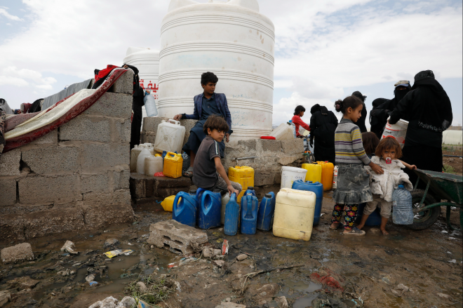 예멘 사나 외곽에서 주민들 기부받은 물탱크에서 물을 받아가고 있다. EPA연합뉴스
