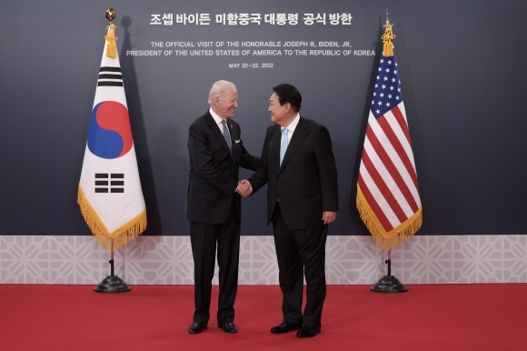 지난해 5월 윤석열 대통령 취임 직후 한국을 방문한 조 바이든 미국 대통령이 회담을 갖고 악수를 나누고 있다. 대통령실 제공