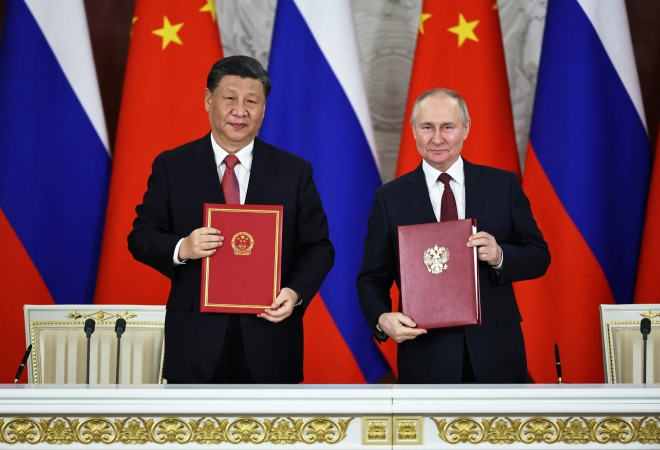 러시아를 국빈 방문한 시진핑(왼쪽) 중국 국가주석이 21일 모스크바 크렘린에서 블라디미르 푸틴 러시아 대통령과 정상회담을 한 뒤 공동성명 서명식을 하고 있다. 모스크바 AFP·스푸트니크 연합뉴스