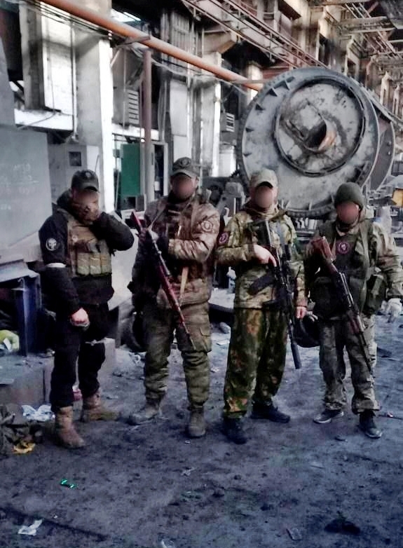 14일(현지시간) 로이터통신이 공개한 우크라이나 동부 돈바스 지역 격전지 바흐무트 전선에 투입된 러시아 민간군사기업(PMC) 바그너그룹 용병들. 사진이 찍힌 날짜는 확인되지 않았다. 2023.3.14 로이터 연합뉴스