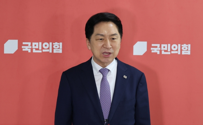 취재진 질문에 답하는 김기현 대표