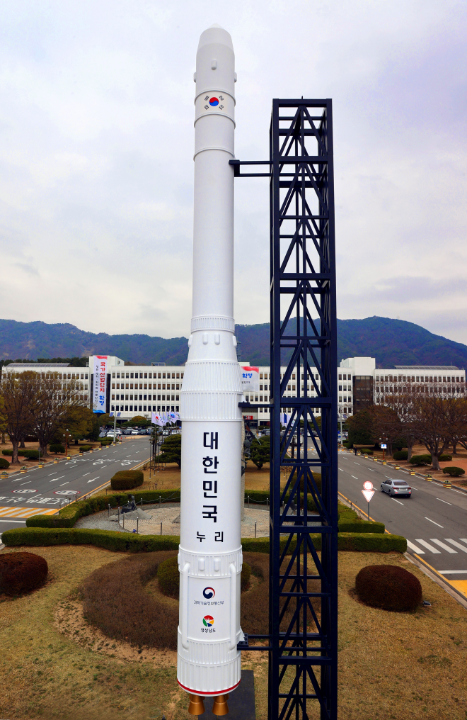 22일 경남도청 정문 앞에 설치된 누리호와 발사대 모형. 경남도청 제공