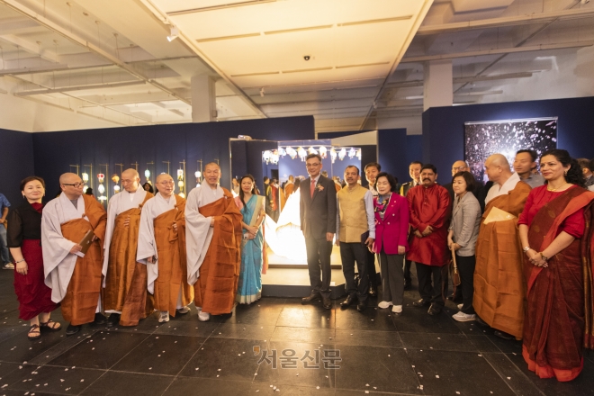 인도 뉴델리 국립현대미술관에서 22일 개막한 ‘부처님 땅! 인도에서 한국문화를 만나다’ 특별전에 전시된 연등 앞에서 조계종 종단 관계자들과 장재복 주인도대사 등 참석자들이 기념촬영을 하고 있다. 뉴델리 류재민 기자