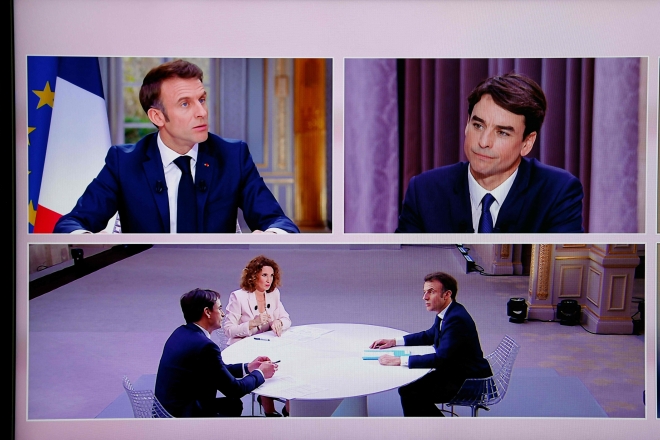 에마뉘엘 마크롱 프랑스 대통령이 22일 오후 1시(현지시간) 프랑스2와 TF1 기자 질문에 답하는 형식의 생방송 TV 인터뷰에서 연금개혁법의 필요성에 관해 설명하고 있다. AFP 연합뉴스