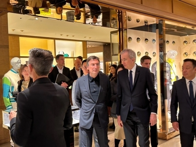 베르나르 아르노 루이뷔통모에헤네시(LVMH) 회장이 20일 서울 송파구 잠실 롯데 에비뉴엘에서 신동빈 롯데 회장과 만나 대화하고 있다. 2023.3.20 연합뉴스