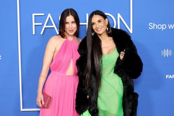 스카우트 라 루 윌리스(왼쪽)와 데미무어가 21일(현지시간) 미국 캘리포니아주 로스앤젤레스 고야 스튜디오에서 열린 패션 트러스트 U.S. 어워드(Fashion Trust U.S. Awards)에 참석해 포즈를 취하고 있다.<br>게티/AFP 연합뉴스