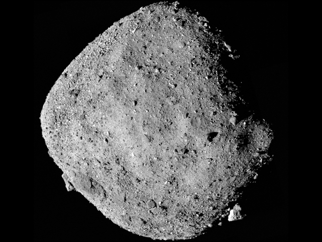미국의 원시 소행성 탐사선 오리시스 렉스가 찍은 소행성 베누의 근접 이미지. 베누는 일본 하야부사2 탐사선이 착륙한 소행성 류구와 놀라울 정도로 닮았다. NASA고다드우주비행센터 제공