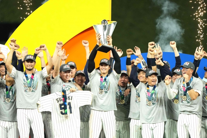 일본 야구 대표팀의 오타니 쇼헤이(가운데)가 22일(한국시간) 미국 플로리다주 마이애미 론디포파크에서 2023 월드베이스볼클래식 우승 트로피를 들어 올리며 동료들과 함께 기뻐하고 있다. 마이애미 AFP 연합뉴스