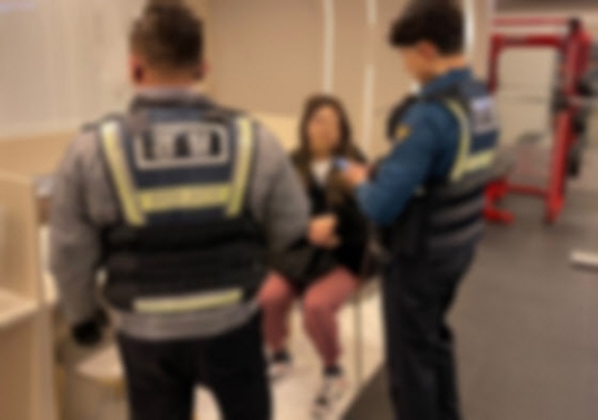 여성 탈의실에 침입한 여장남자 검거 모습 온라인커뮤니티 캡처