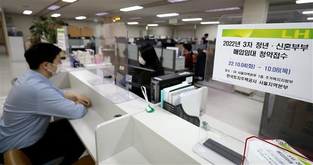 서울 강남구 한국토지주택공사(LH) 서울지역본부 창구에서 방문객이 직원에게 상담받고 있다. 뉴스1