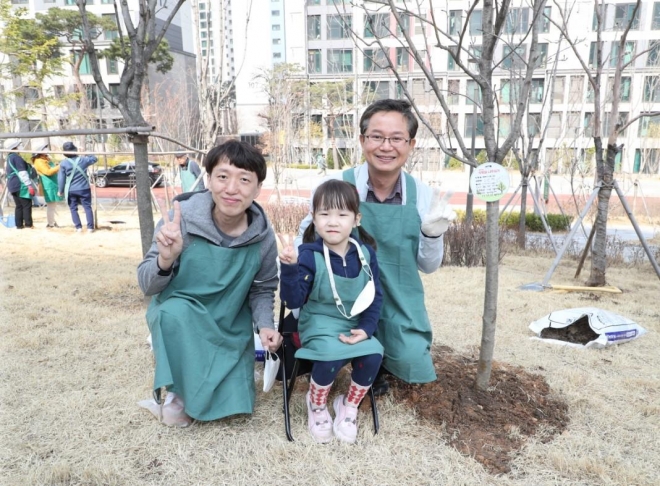 최호권(오른쪽) 서울 영등포구청장이 22일 열린 ‘릴레이 나무심기 행사’에서 참여 주민들과 함께 기념사진을 찍고 있다. 영등포구 제공