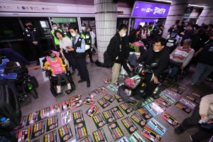 두 달 만에 지하철 시위 연 ‘전장연’ … 오세훈 “불법…