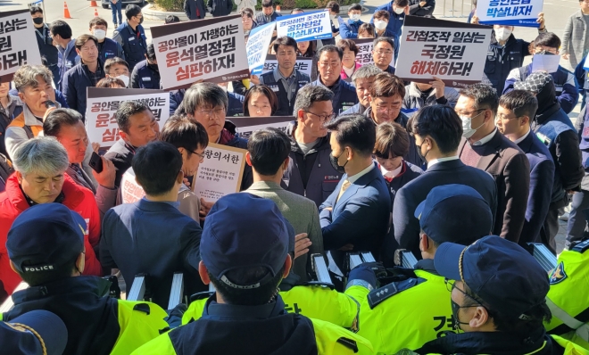 항의서한 전달 중 대치하는 민주노총·경찰