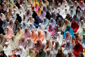 라마단 첫날… 무슬림 여성들 저녁 기도