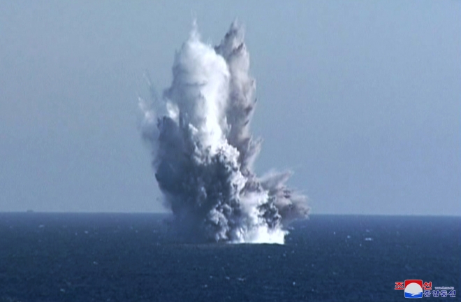 북한 “21~23일 핵무인수중공격정 수중폭발시험”…김정은 참관