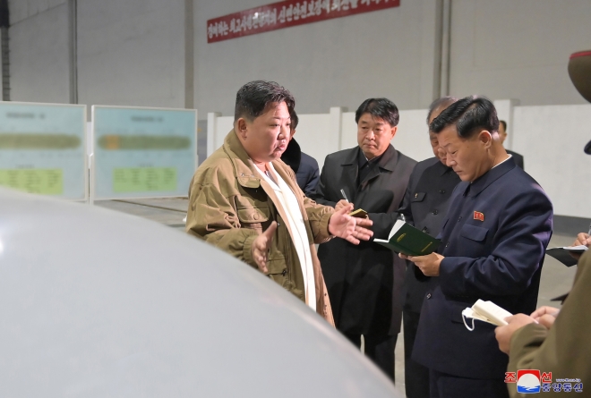 북한은 21~23일 김정은 국무위원장이 참관한 가운데 ‘핵무인수중공격정’ 수중폭발 시험과 전략순항미사일 핵탄두 모의 공중폭발시험을 각각 진행했다고 밝혔다.   조선중앙통신 연합뉴스