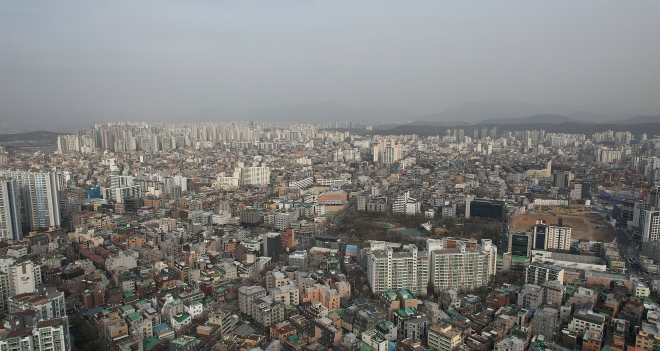 중국발 황사 영향으로 전국적으로 미세먼지 주의보가 내려신 24일 서울 강동구 광나루 한강공원에서 드론으로 바라본 서울 도심이 뿌옇다. 2023.3.24 오장환 기자