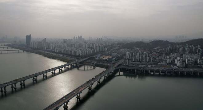 중국발 황사 영향으로 전국적으로 미세먼지 주의보가 내려신 24일 서울 강동구 광나루 한강공원에서 드론으로 바라본 서울 도심이 뿌옇다. 2023.3.24 오장환 기자